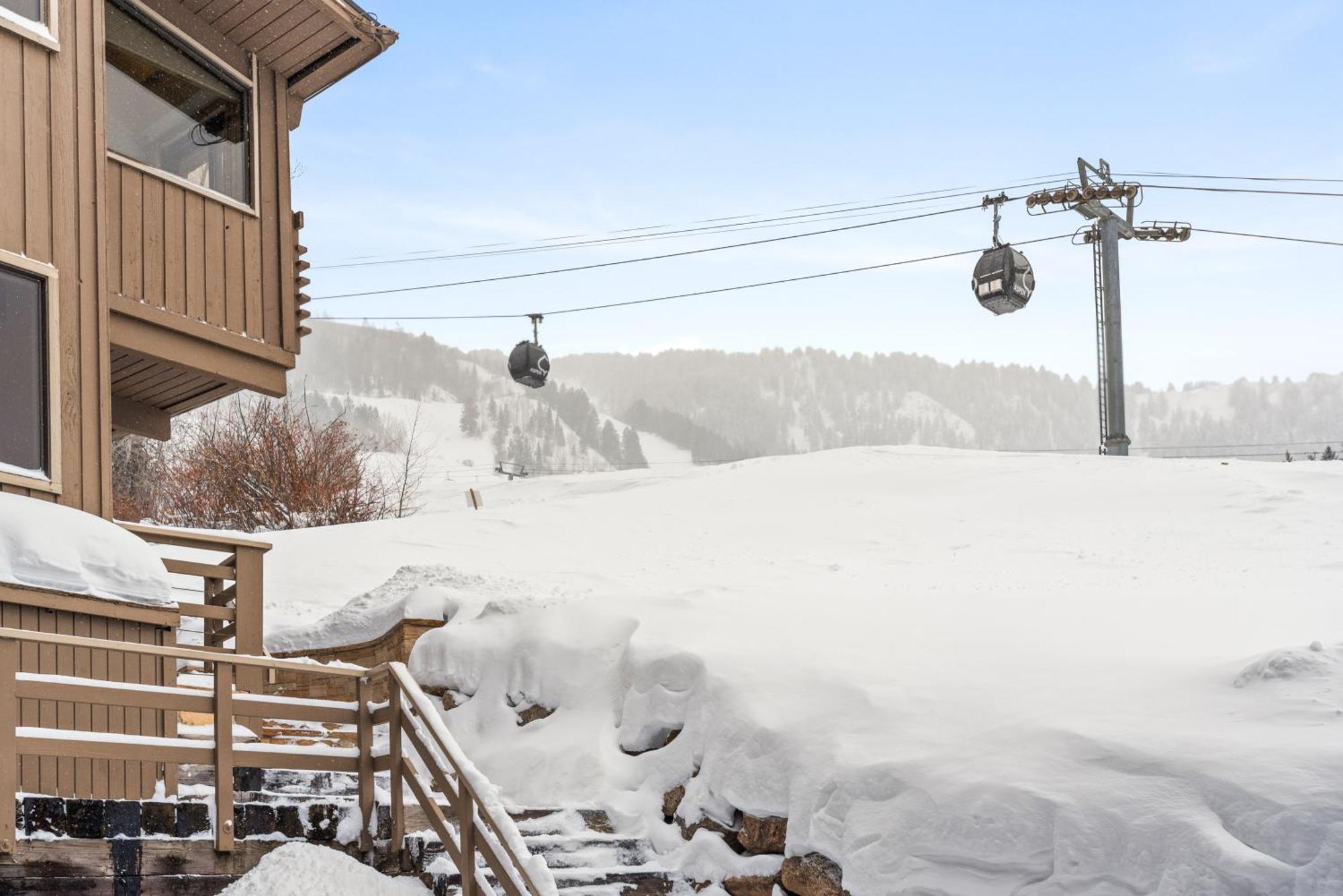 Standard 4 Bedroom - Alps #805 *